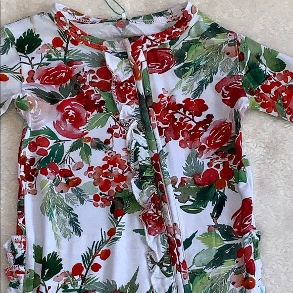 NWT Posh Peanut Beatrix Ruffled Footie 6-9M Holiday Holly Berry - Picture 3 of 7